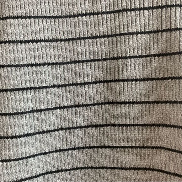 Chelsea & Theodore V-Neck Ribbed Pull Over - Picture 4 of 4